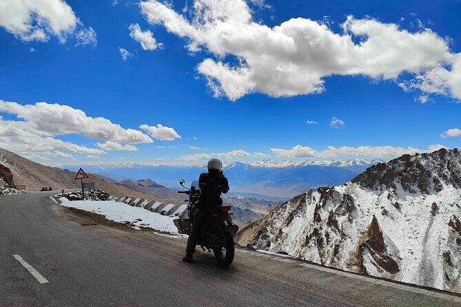 Himalayas: 15 Days Motorbike Tour To North India - Entering The Route: From Delhi to Manali on a Sleeping Bus