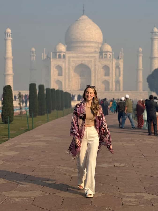 India: Premier High Value Taj Mahal Tickets with Transfers - The Mughal Carpet Company Stop and Why It Can Fit the Day