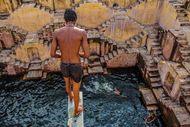 Jaipur by locals : Private Tour of Hidden & Iconic Sights - Hawa Mahal: short stop, big visual payoff with 953 windows