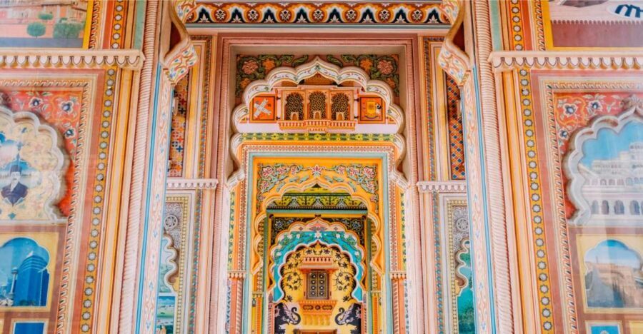 Jaipur City Tour: City Palace, Jantar, Hawa & Jal Mahal - Hawa Mahal: 953 windows and the best photo moment