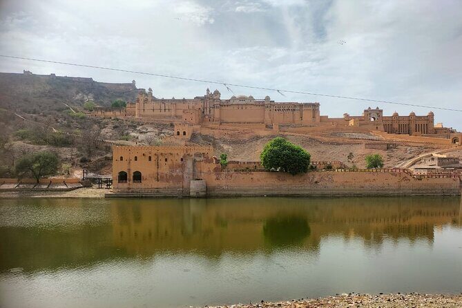 Jaipur: Evening City Tour In Open Jeep - Johari Bazaar shopping window: quick, guided, and culture-forward