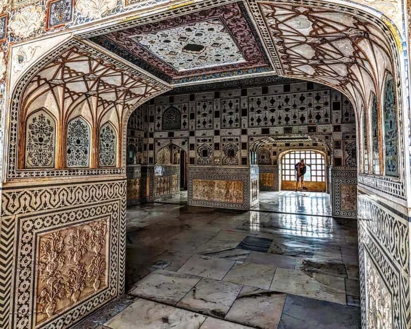 Jaipur: Explore the City's Historic Gems – Half-Day Tour - Shri Jagat Shiromani Ji Temple: carvings + calm