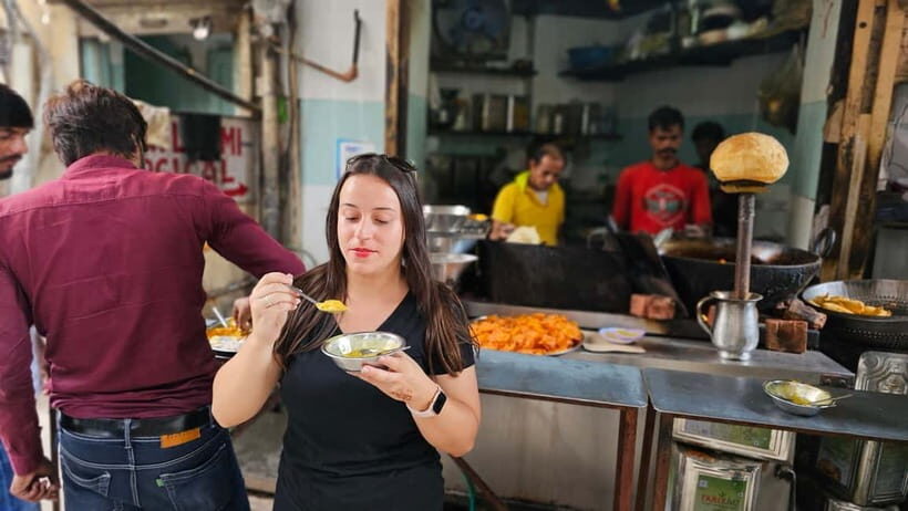 Jaipur Food Walk l Eat Just Like Locals - Meeting Up at Raj Mandir Cinema and Settling Into Old Jaipur