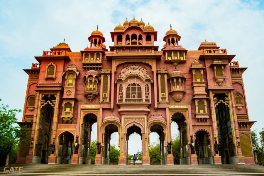 Jaipur: Full-Day Sightseeing Tour with Guide and Lunch - Getting picked up and getting your bearings fast