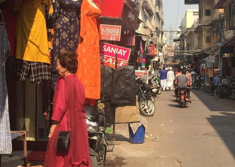 Jaipur: Guided History Walking Tour with Food Tasting - Badi Chaupar: the story behind a central square stop