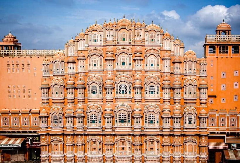 Jaipur: Guided History Walking Tour with Food Tasting - Artisan moments: when craft work becomes part of the history