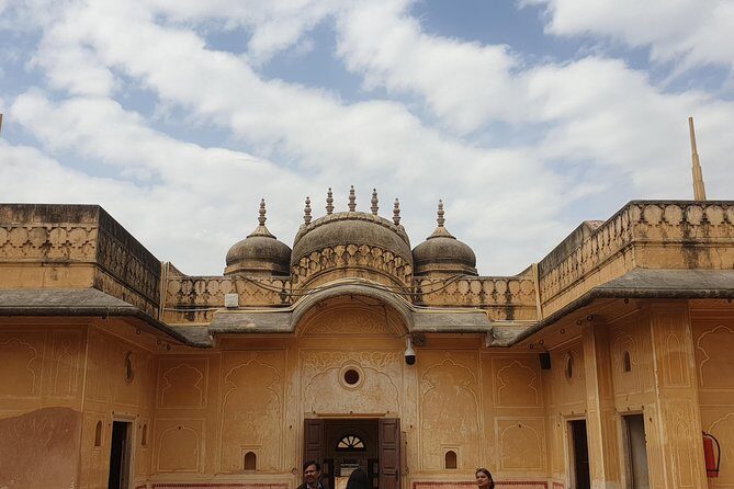 Jaipur: Half day tour of Amer Fort & Nahargarh Fort by Car - Amer Palace (Amber Fort): sandstone grandeur, plus the spots your eyes might skip