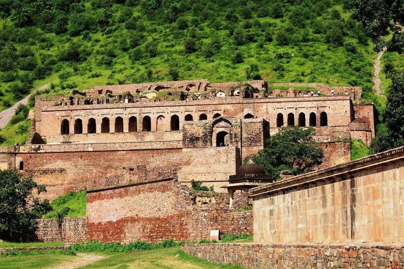 Jaipur: Haunted Bhangarh Fort and Abhaneri Stepwell Day Trip - How the guided stepwell changes what you notice