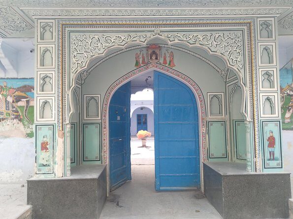Jaipur Heritage Walking Tour - Local life, Havelis and Temples - City Palace and old havelis: narrow lanes and courtyard details