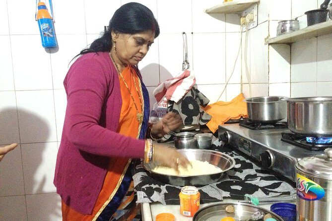 Jaipur Market Tour & Vegetarian Rajasthani Home Cooking Class - Spices, seasonal choices, and why your meal tastes different