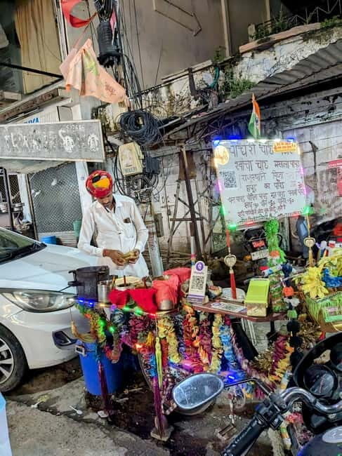 Jaipur : No Diet Club Amazing Street Food Tasting in Jaipur - Starting in front of Gujarati NasteWala: the first taste and the vibe