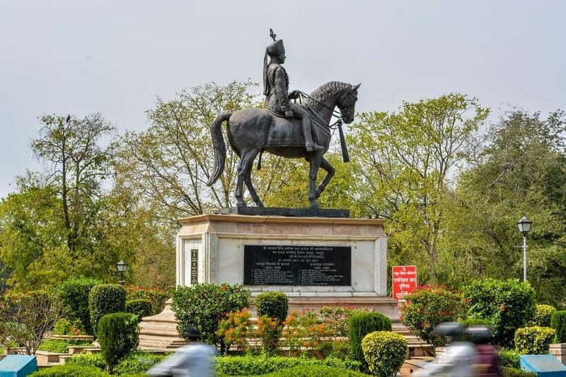 Jaipur: Private City Tour with Car, Guide, Tickets & Lunch - Private AC car and licensed guide: how you avoid Jaipur chaos