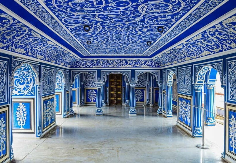 Jaipur: Private City Tour with Car, Guide, Tickets & Lunch - City Palace plus Jantar Mantar: royal power meets science tools