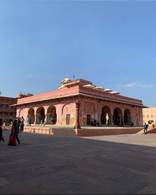 Jaipur: Private City Tour with Car, Guide, Tickets & Lunch - Hawa Mahal: the Palace of Winds as a street-level puzzle