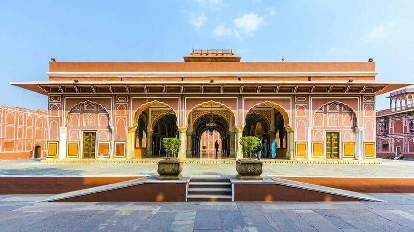 Jaipur: Private Half-Day Instagram Tour with Guide - Stepwells and Shri Jagat Shiromani Ji Temple: geometry plus calm