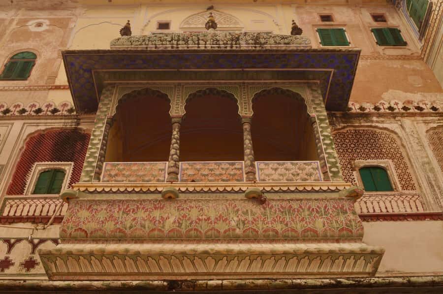 Jaipur: Private PinkCity & Stepwell Heritage Tour with Guide - Hawa Mahal: the Palace of Winds as a city-life viewpoint