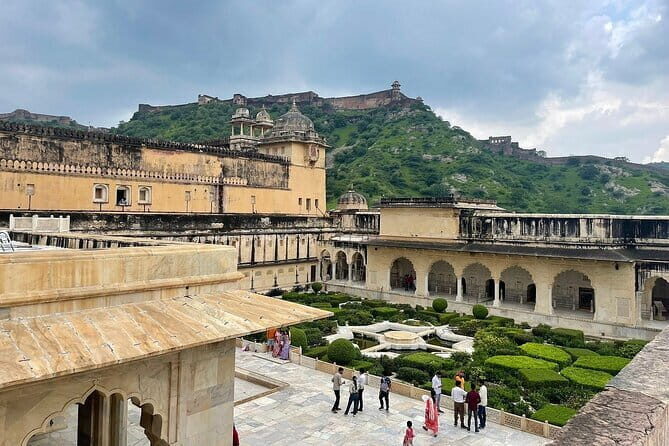 Jaipur Tour with Jaigarh Fort and Nahargarh Sunset - Hawa Mahal: 15 minutes for the iconic façade