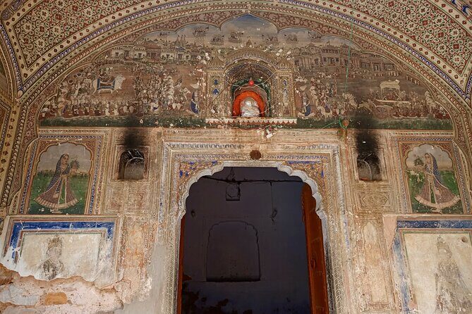 Jaipur@Twilight Guided Heritage City walk tour with Food Tasting - Maniharon ka rasta: lac bangles and bridal jewelry in full evening color