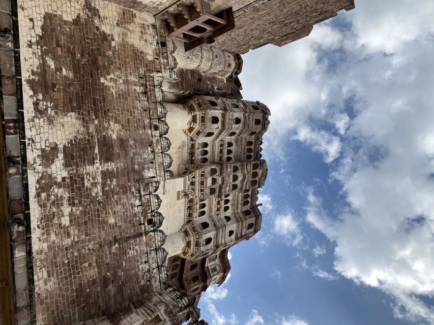 Jodhpur: Mehrangarh Fort and Blue City Private Guided Tour - Kunj Bihari Temple and Ghanta Ghar: small details that explain the city