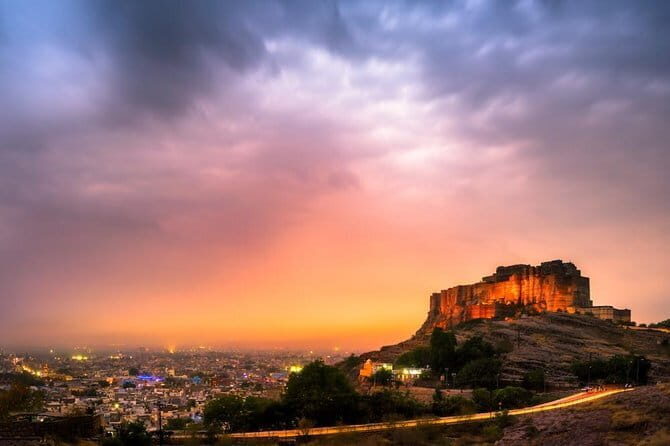 Jodhpur: Street Food Crawl (2 Hours Guided Food Tasting Tour) - The guide’s role: English/Hindi storytelling that keeps food meaningful
