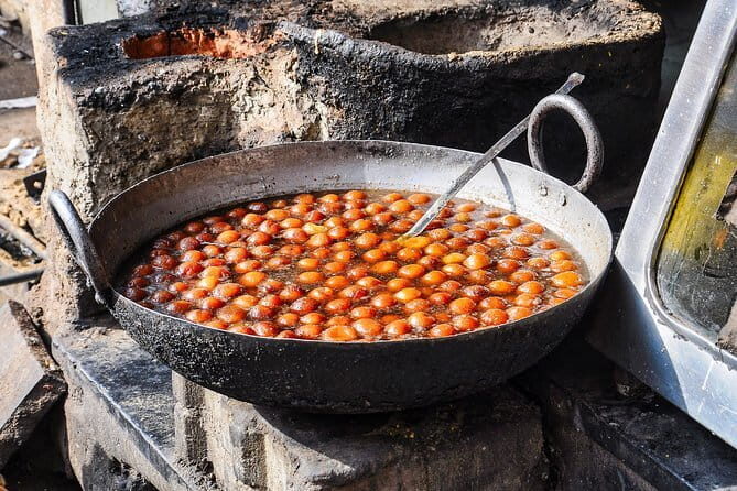 Jodhpur: Street Food Crawl (2 Hours Guided Food Tasting Tour) - The food lineup: kachori, samosa, namkeens, pakoras