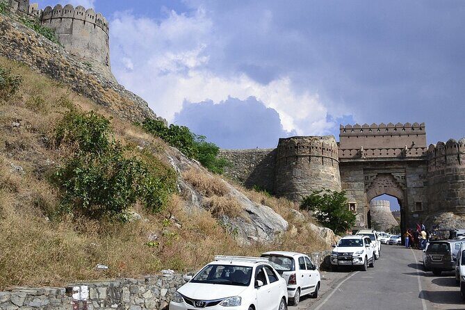 Jodhpur to Udaipur Drop with Stops at Ranakpur and Kumbhalgarh - Drivers and comfort: what “private” means on the ground