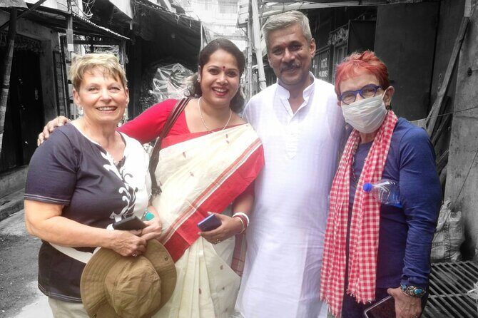 Kolkata Daily - Private Tour with Snacks, Coffee & Bengali Sweets - Malik Ghat Flower Market under Howrah Bridge: color, motion, and close-up photos