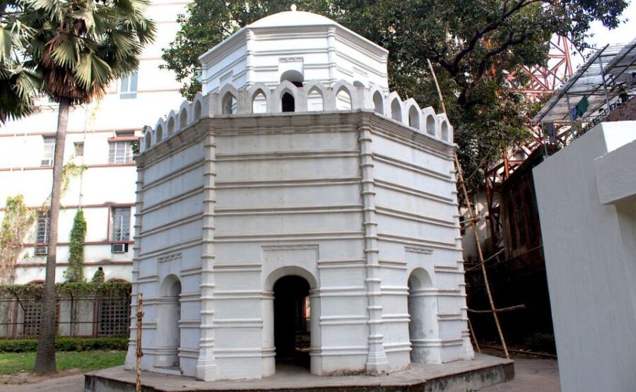 Kolkata: Guided Heritage Walking Tour - St John’s Church and the Last Supper painting: a detail you’ll remember