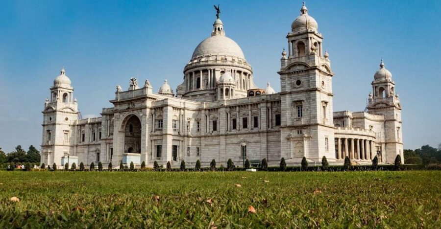 Kolkata: Private Tour of City of Joy with Licensed Guide - A major temple of eastern India: dress rules and respectful pacing