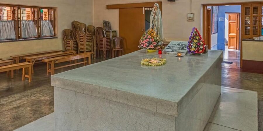 Kolkata: Spiritual World of Kolkata Sightseeing Tour - Kali Temple: old devotion that still feels immediate