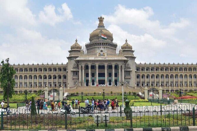 Lalbagh+Bull Temple+Tipu Palace+Market+Lunch=Bangalore City Tour - A Day That Mixes Gardens, Temples, Royal History, and Market Life