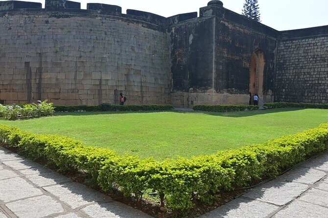 Lalbagh+Bull Temple+Tipu Palace+Market+Lunch=Bangalore City Tour - Lunch Break: South Indian Vegetarian Food That Resets Your Energy