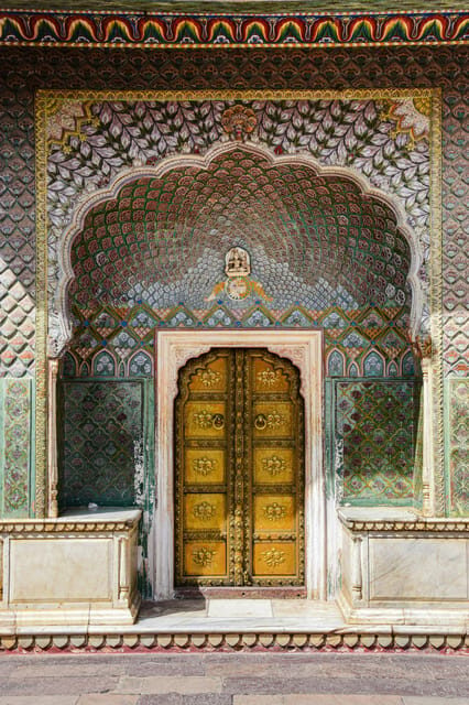 Local Jaipur city sightseeing with options - The Spice Market Moment: See the Color Without Getting Lost