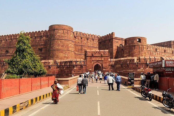 Majestic Golden Triangle With Varanasi - Delhi on a guided sweep: from Old Delhi mosques to Qutub Minar