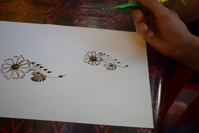 Mehendi Art Class in Pondicherry - Making your own mehendi paste from crushed powder