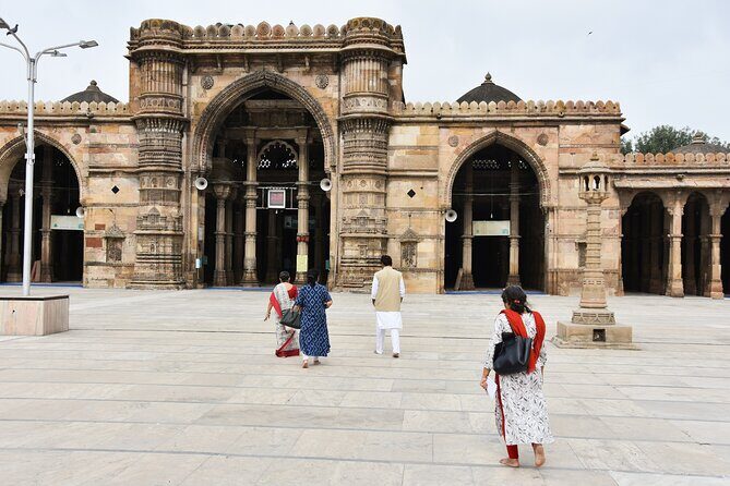 Morning Heritage Walk - house of mg - Sidi Saiyyed Mosque: Ni Jali, Light, and Stone Geometry