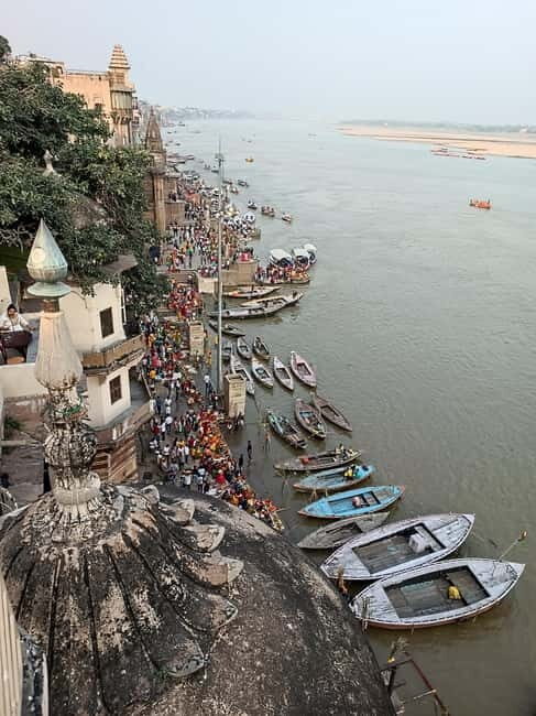 Morning Tour Varanasi - Dashashwamedh Ghat in the morning: a calmer side of a famous place