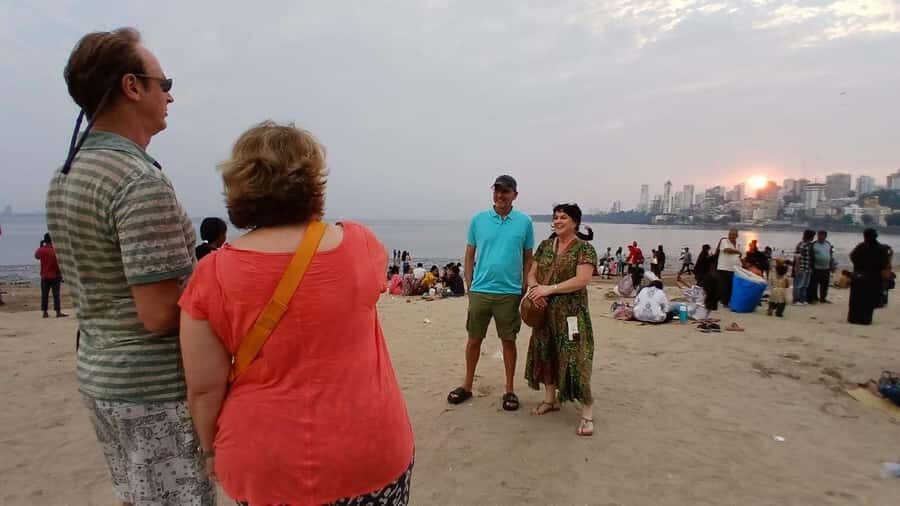 Mumbai: 2 Hours Markets And Temple Tour - The chai stop: a small break that keeps momentum