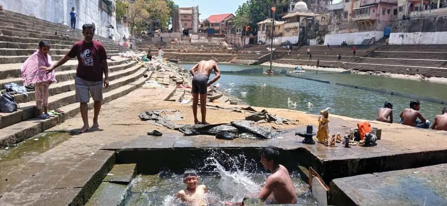 Mumbai: 2 Hours Markets And Temple Tour - What to bring for a comfortable 2-hour walk
