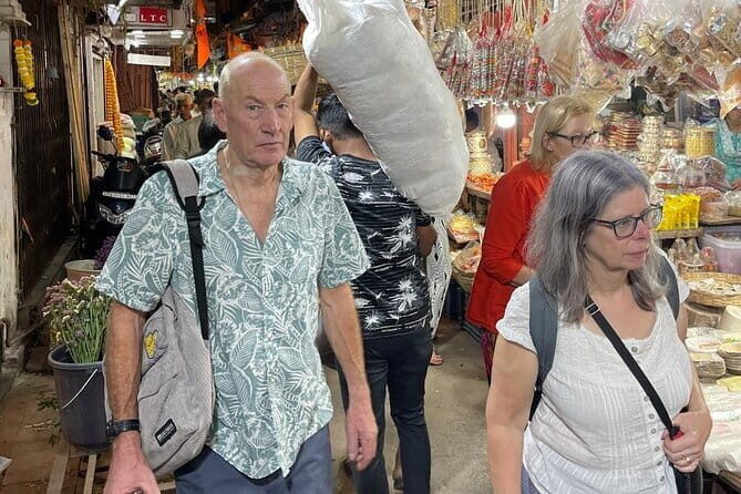Mumbai Bazaar Walking Tour - Shri Mumbadevi Temple: where shopping and faith meet