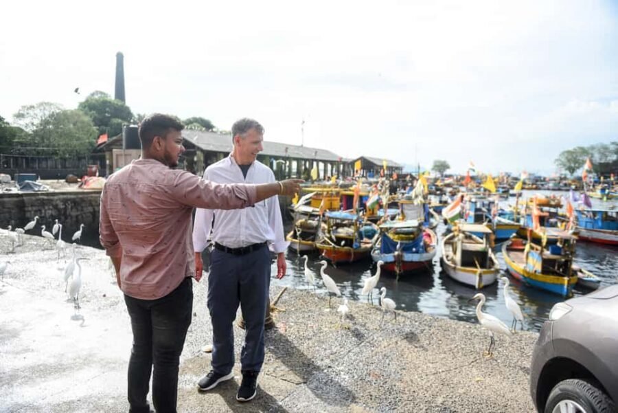 Mumbai by Dawn: Market Tour of Flowers, Fish, and More - Hotel Pickup, a Local Train Ride, and a Route That Actually Makes Sense