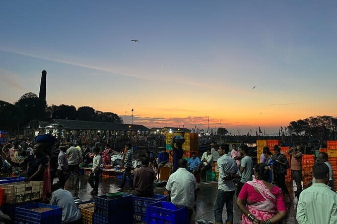 Mumbai By Dawn Morning Markets & The World’s Largest Laundry - Sassoon Dock: seafood trading with real urgency