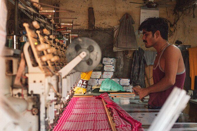 Mumbai Dharavi Slum Tour With Local English Guide - What you’ll see inside Dharavi: industries you can point to