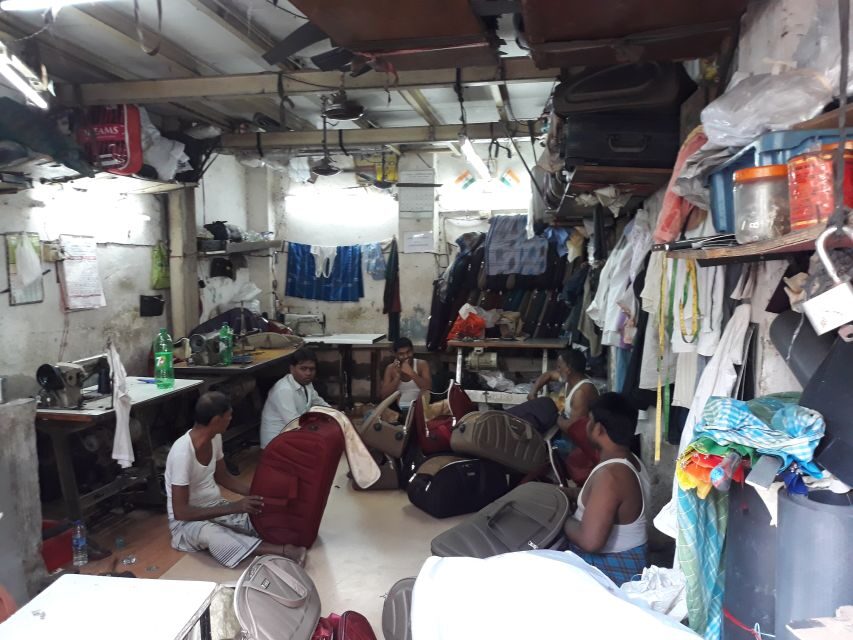 Mumbai: Dharavi Slum Walking Tour with Local Slum Dweller - Vegetarian lunch with a local family: eating like you’re invited in