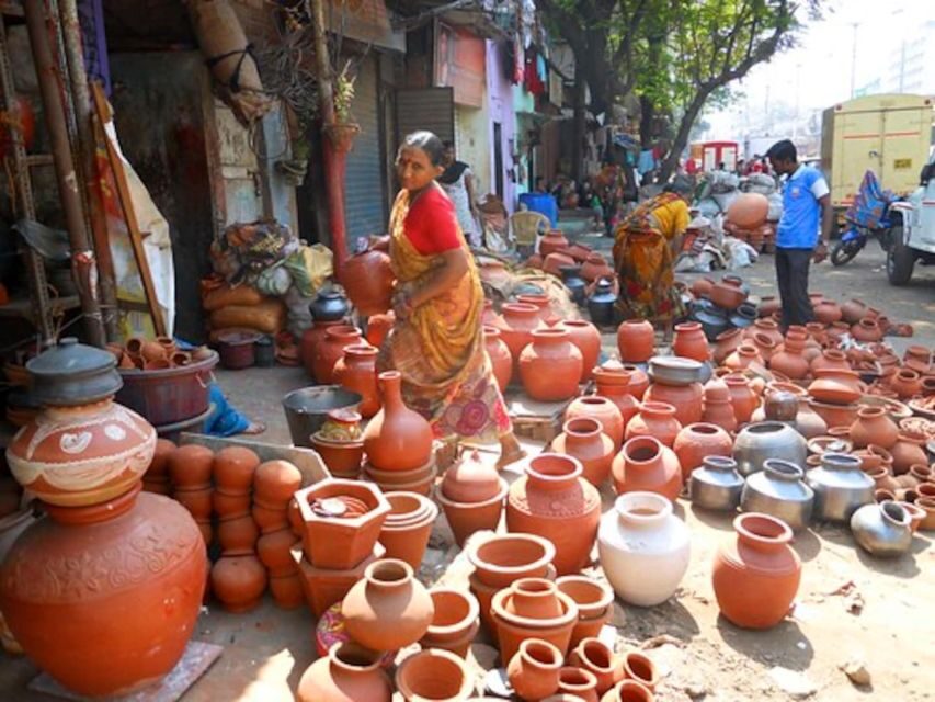 Mumbai: Dharavi Slum Walking Tour with Local Slum Dweller - Faith side-by-side: Muslims making a shrine for Hindus