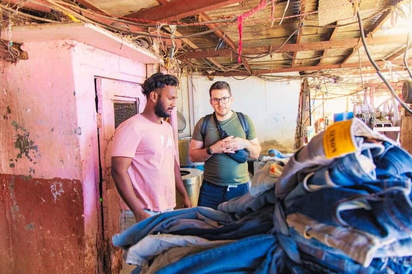 Mumbai: Dhobi Ghat & Dharavi Slum tour - The train ride to Mahalaxmi station: a Mumbai reset