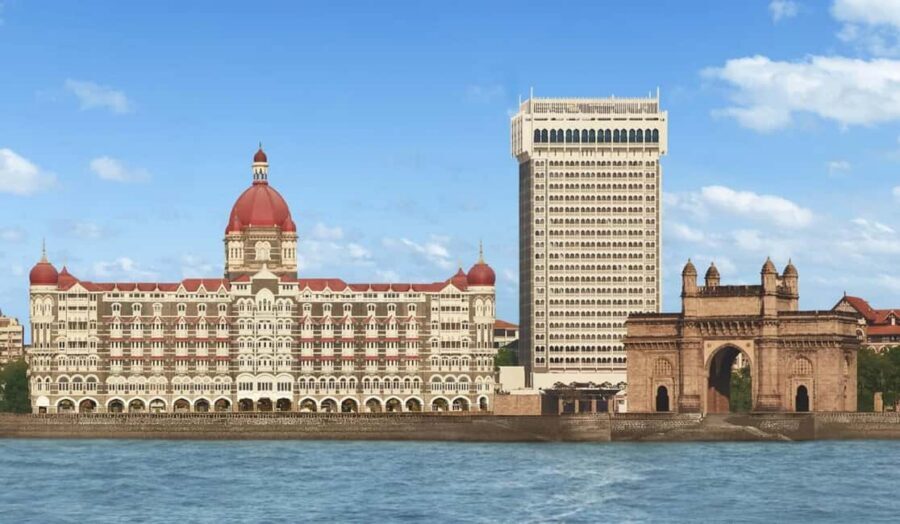 Mumbai: Exclusive Tour with Dharavi Slum & Elephanta Cave - Hotel pickup to Gateway of India: start with real Mumbai scale
