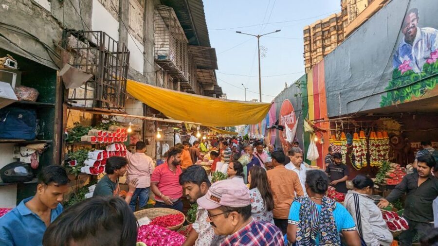 Mumbai Hidden Gems : Early Morning Tour with Expert Guide - ISKCON Temple Morning Aarti: A Calm Reset After the Markets
