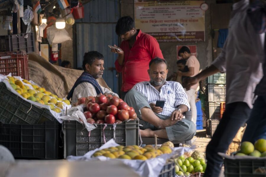 Mumbai: Local Markets & Temples Tour - Mangaldas Market and Textile Lanes: Indoor Wholesale Clothing Culture