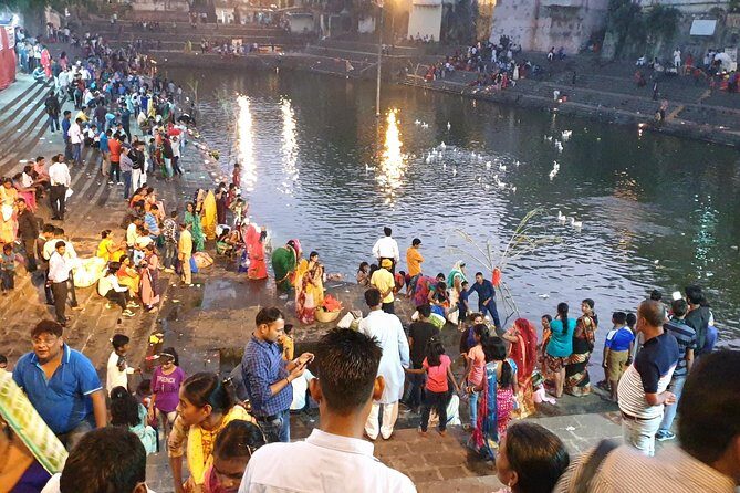 Mumbai Night Lights Tour - Dharavi at night: the long stop that changes the tone of your trip